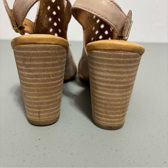 Born Women's Sandals Heels Block Size 8M Ankle Buckle Leather Taupe Neutral - Picture 7 of 10